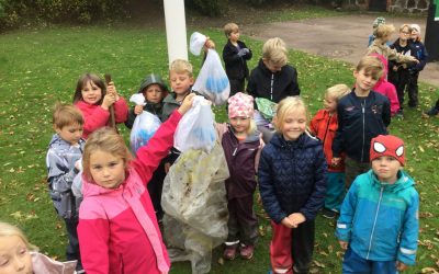 Natur och Samhälle. Vi är rädda om vår miljö. Plockar skräp