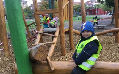 Lek och skoj på Furutorps nya lekplats.