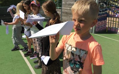 Bygg med pasta och pappersflygplanstillverkning.