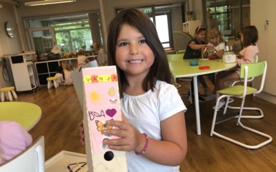 Namnskyltar och Vilma.