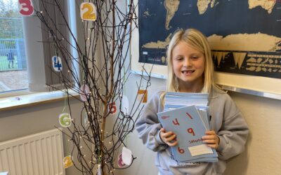 Ett träd i klassen och MatteMargit på besök med present!