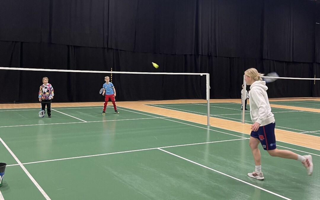 Fritids spelar badminton