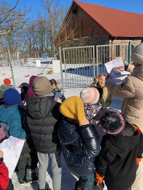 Frisk luft och kluriga frågor: Tipspromenad utomhus 🌳👟