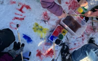 Snön som målarduk: Färgsprakande konstverk utomhus! ❄️🎨