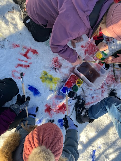 Snön som målarduk: Färgsprakande konstverk utomhus! ❄️🎨