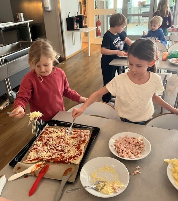 Fredagsmys på topp: Hemgjord pizza & biopremiär! 🍕🎬