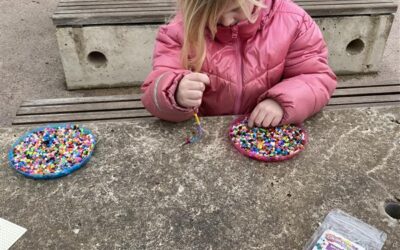 ☀️ Kreativitet i vårsolen: Pärlverkstad på skolgården