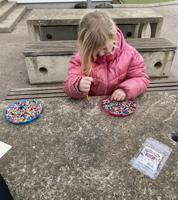 ☀️ Kreativitet i vårsolen: Pärlverkstad på skolgården