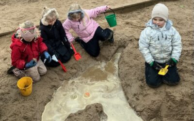 Skratt och vattenlek på skolgården! ☀️💦