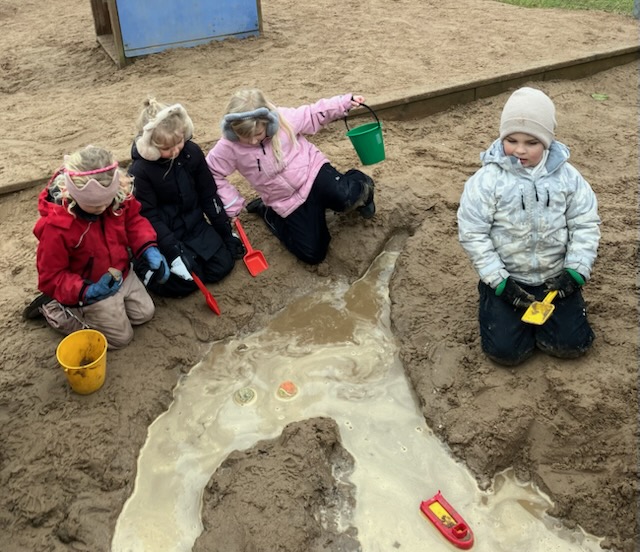 Skratt och vattenlek på skolgården! ☀️💦