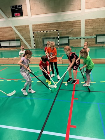 Full fart med klubba och boll!