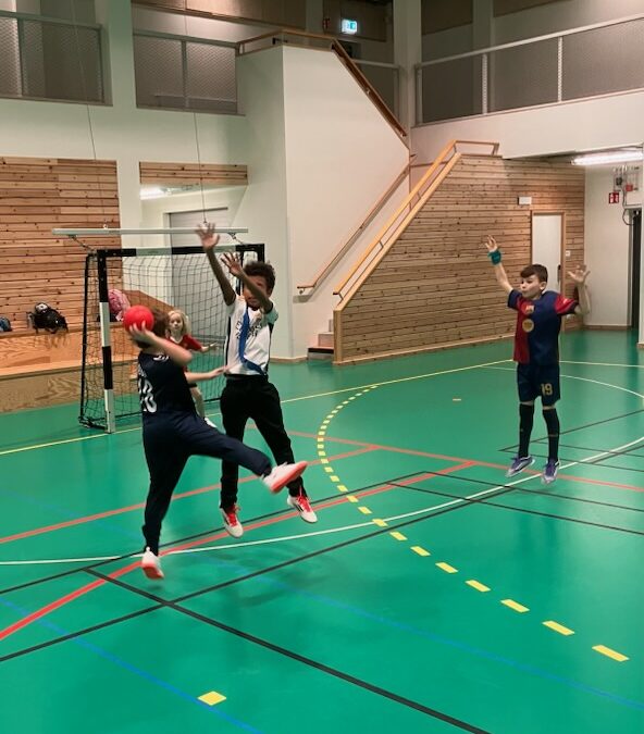 Full fart och handbollsglädje i idrottshallen!