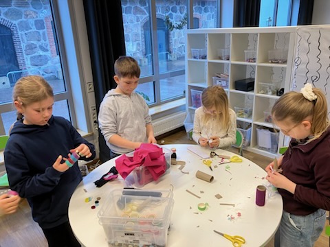 Skaparglädje och pingis-pepp: Första dagen på påsklovet! 🐣☀️