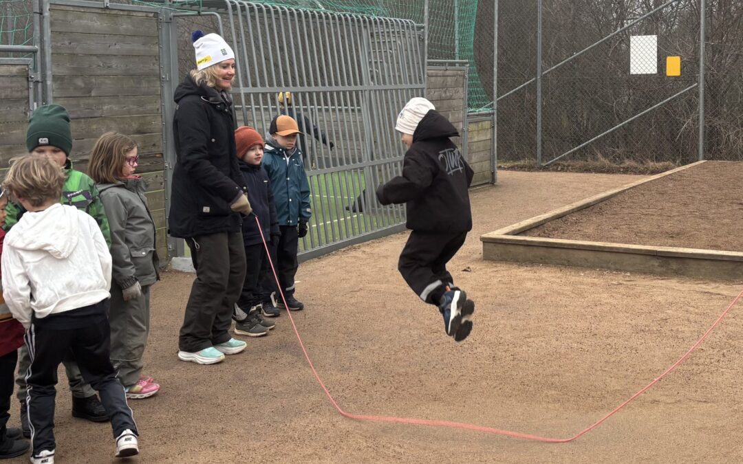 Full fart med långhopprep på gården!