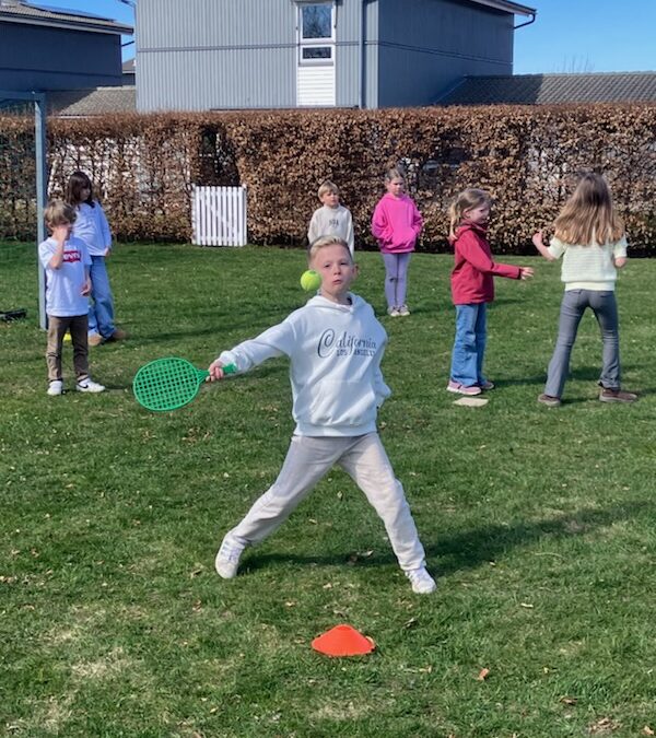 Solsken och laganda: Full fart med brännboll! ⚾️☀️