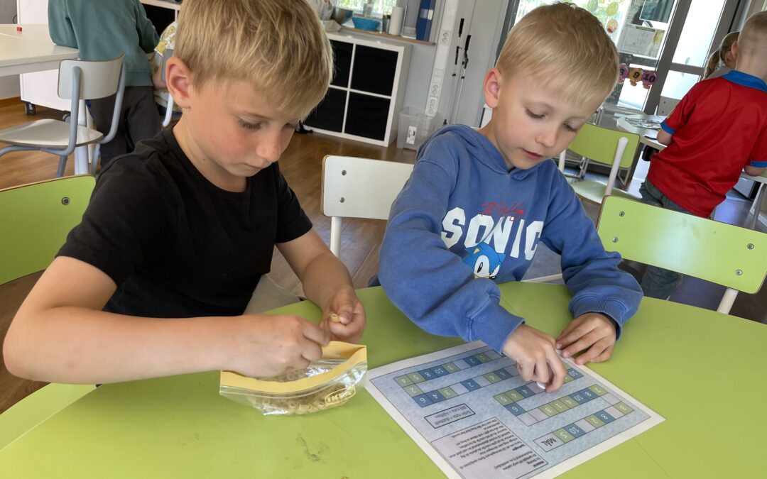 Olika stationer med mattespel