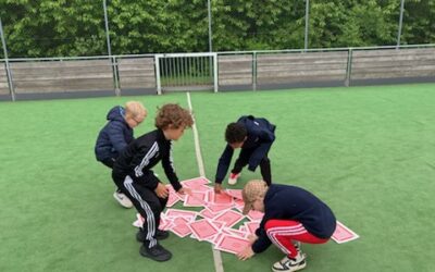 Full fart på multiarenan med gigantiska spelkort!