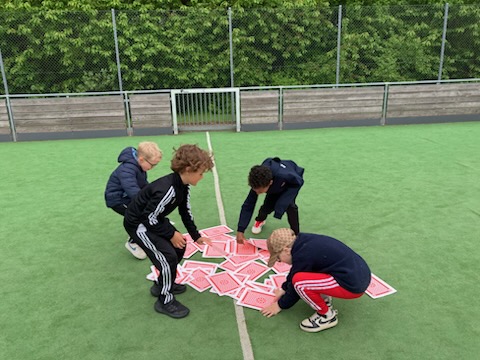 Full fart på multiarenan med gigantiska spelkort!
