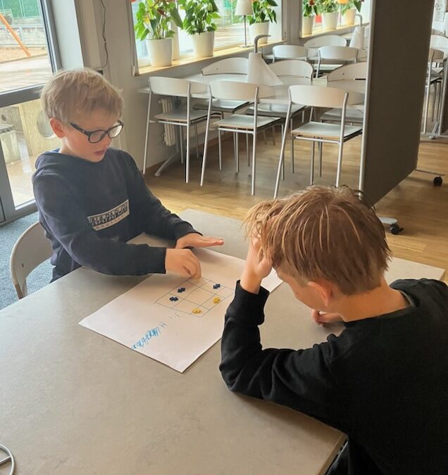 Spelhåla på Kvadraten: Kreativt tre-i-rad med återbruk ♻️🎲