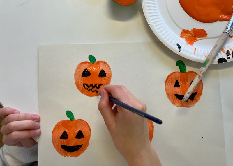 🎃🍎 Halloweenpyssel på Kvadraten: Äppeltryck blev pumpakonst! 🖌️👻